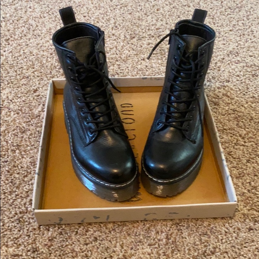 Musse and Cloud Black Elvi Platform boots size 7